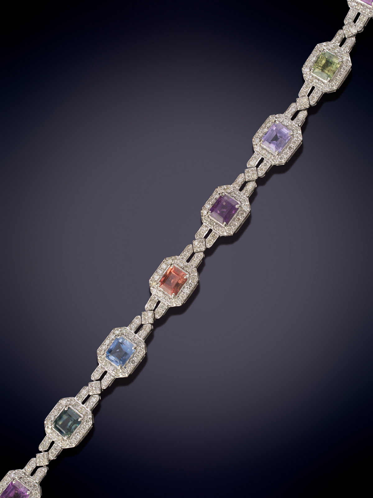 PULSERA FLEXIBLE DE ZAFIROS MULTICOLOR EN TALLA CARRÉ CON UN PESO DE 13.50 CTS. ORLADOS POR...
