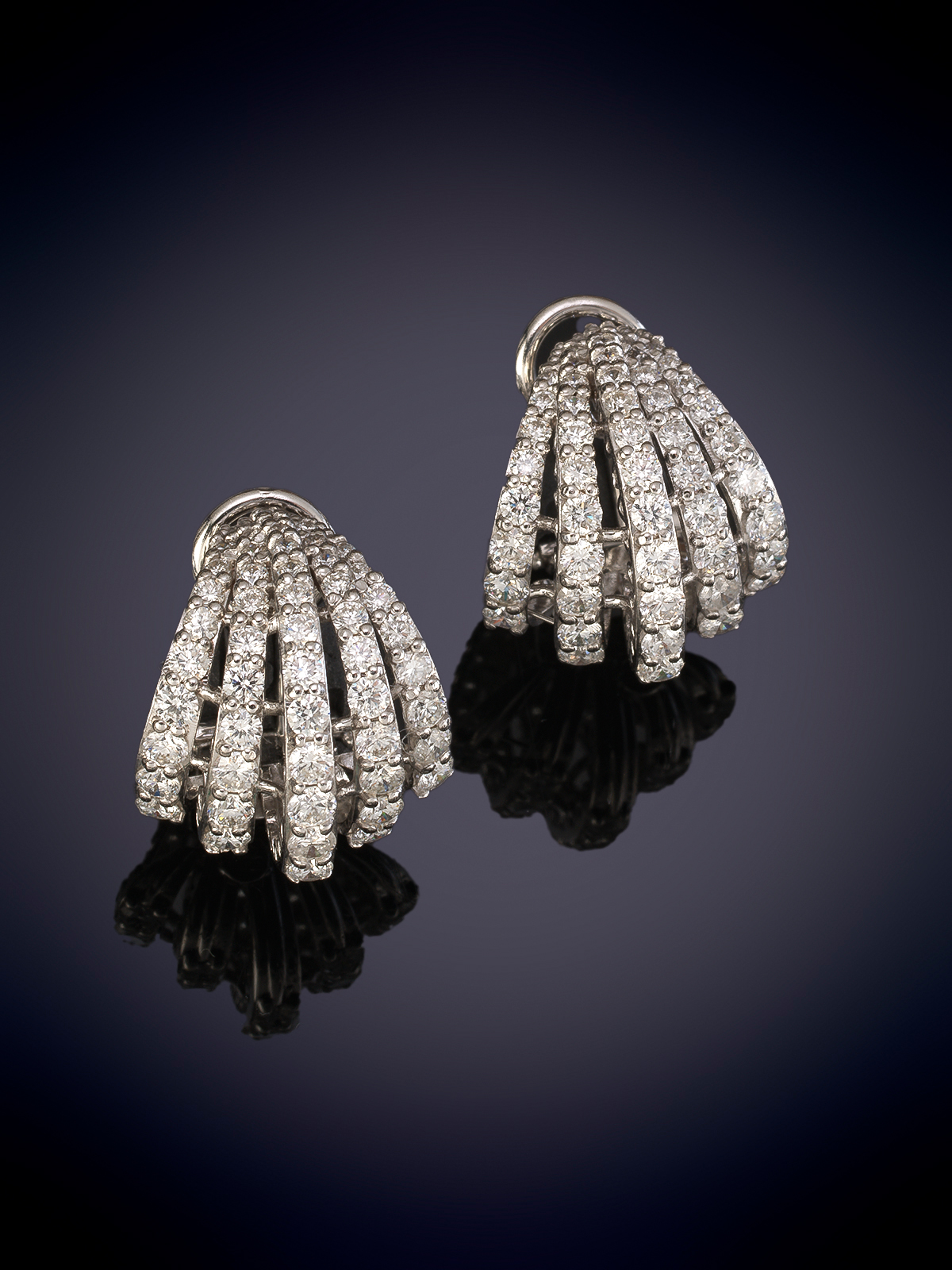 Elegantes pendientes de brillantes 2.41ct en hileras onduladas. Montura oro blanco 18k.