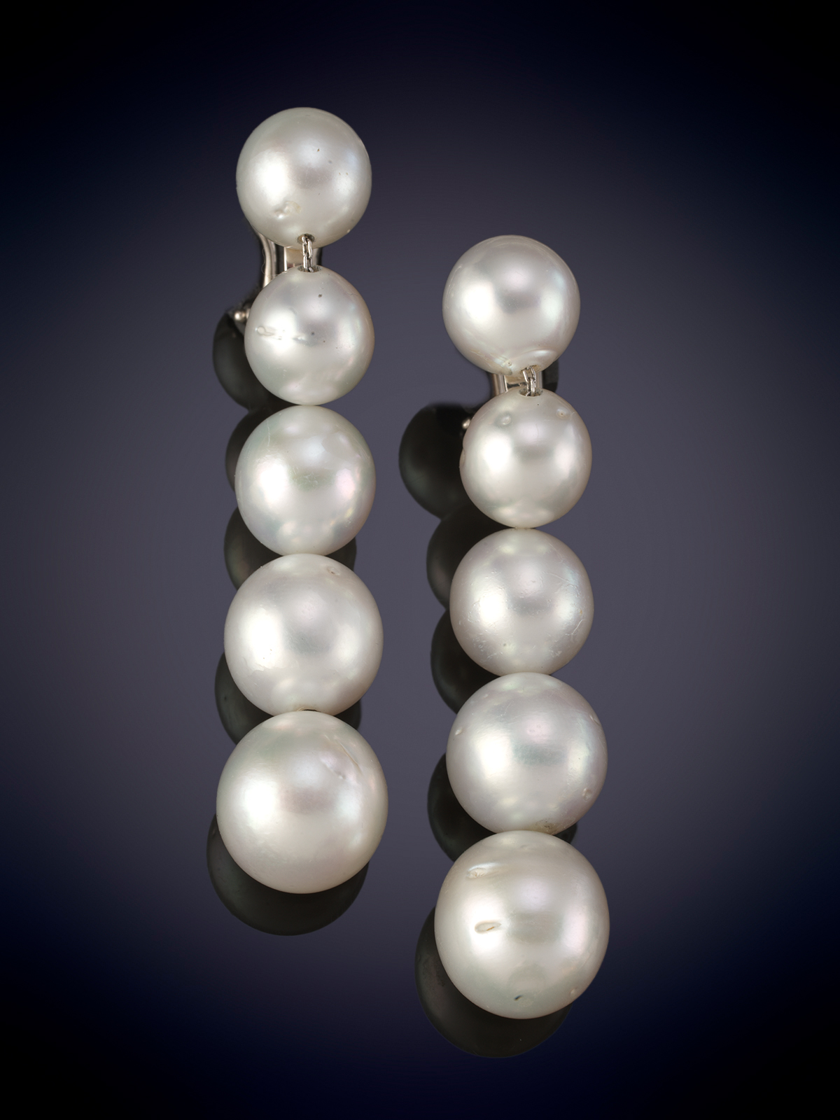Pendientes en hilera de perlas. Montura en oro blanco 18k