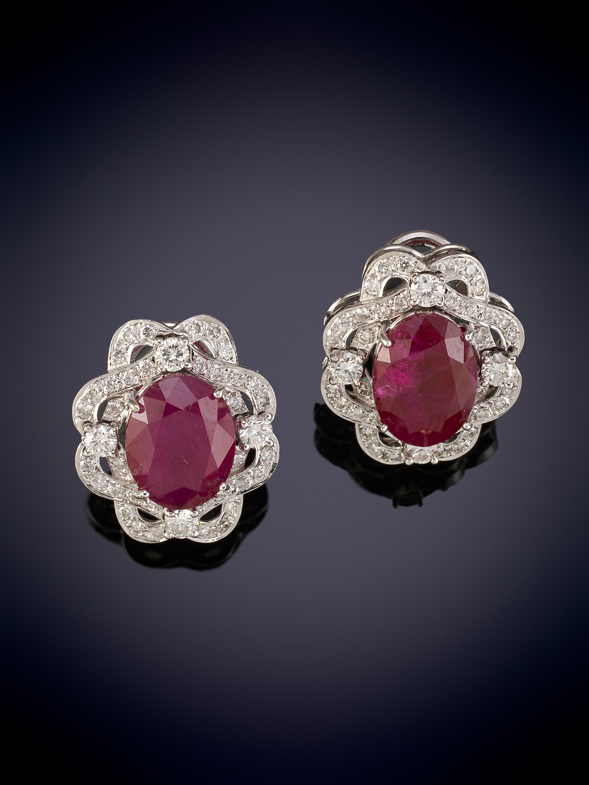 Pendientes de rubíes 9.08ct aprox con doble orla ondulada de brillantes 1.32ct aprox. Montura en...