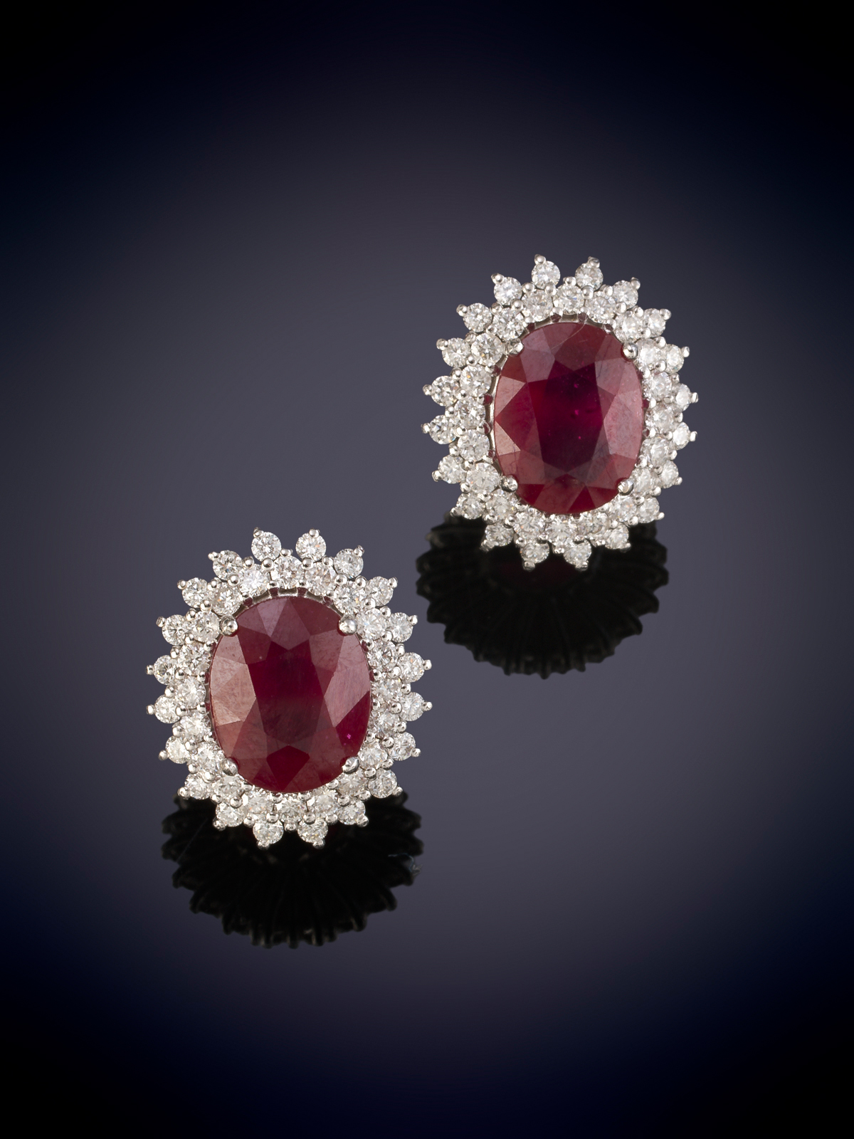 Pendientes de rubies 7.06ct aprox con doble orla de brillantes 1.34ct aprox. Montura en oro blanco...