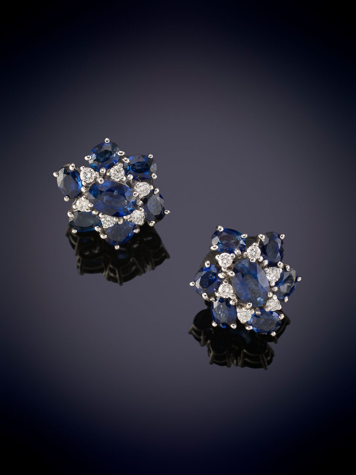 Pendientes en flor de brillantes 0.24ct aprox y zafiros 3.55ct aprox. Montura en oro blanco 18k.