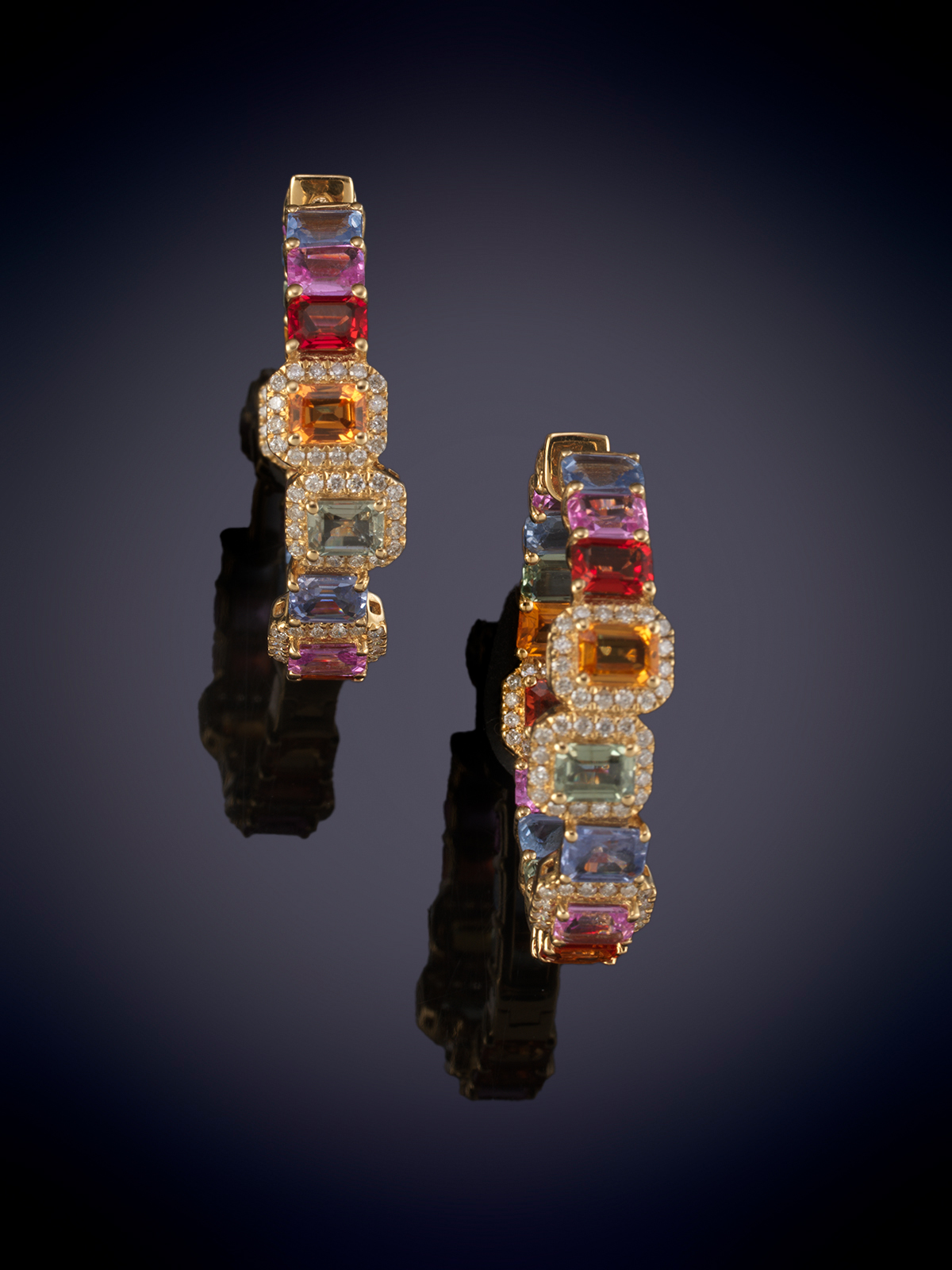PENDIENTES CORTOS MODELO CRIOLLA EN ZAFIROS MULTICOLOR TALLA CARRÉ CON UN PESO DE 9.092 CTS. Y...