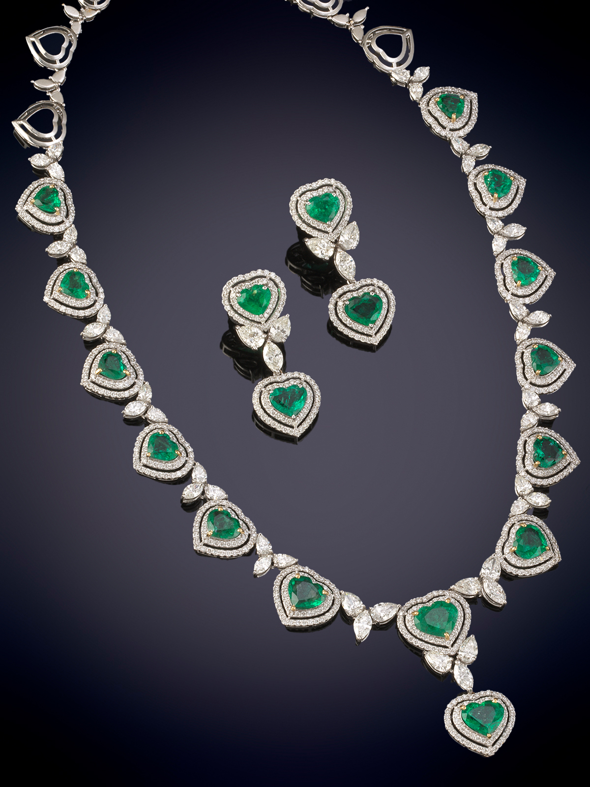CONJUNTO DE COLLAR  Y PENDIENTES DE ESMERALDAS COLOMBIANAS Y DIAMANTES.
COLLAR CON CATORCE...
