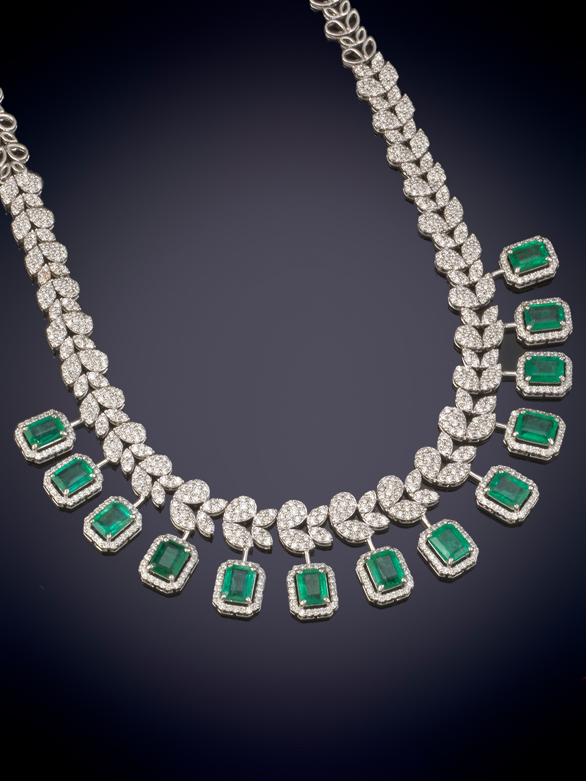 COLLAR DE ESMERALDAS Y DIAMANTES. HILERA DE DIAMANTES CON DISEÑOS VEGETALES CON UN PESO DE 11.78...