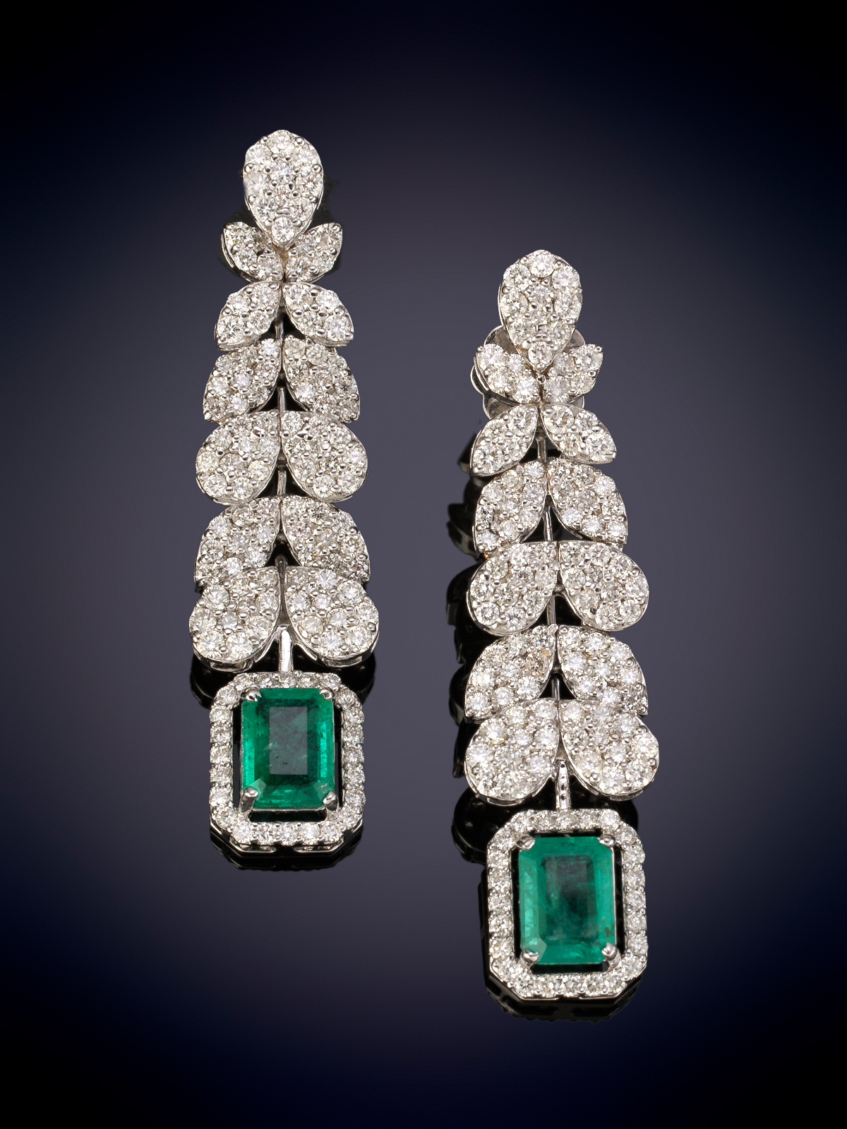 PENDIENTES LARGOS DE DIAMANTES Y ESMERALDAS. HILERA DE MOTIVOS VEGETALES DE DIAMANTES TALLA...