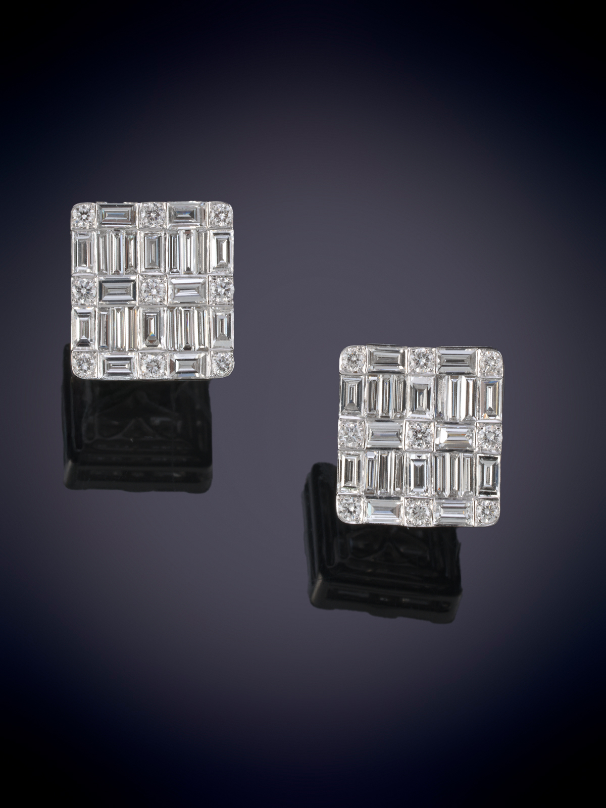 PENDIENTES CORTOS DE DIAMANTES EN TALLAS BAGUETTE Y BRILLANTE CON UN PESO DE 2.64 CTS. MONTURA EN...