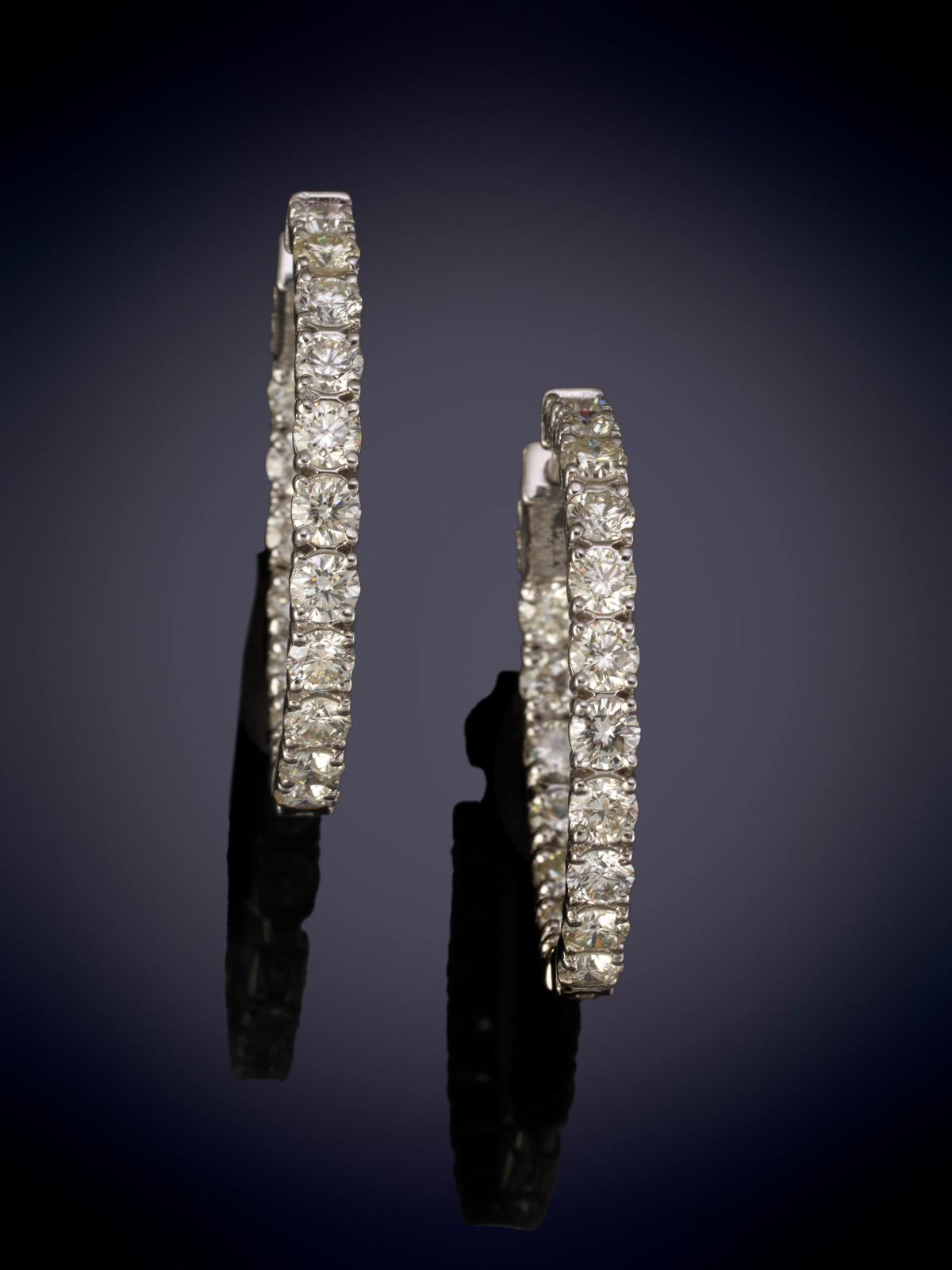 PENDIENTES MODELO CRIOLLAS DE DIAMANTES TALLA BRILLANTE CON UN PESO DE 5.85 CTS. MONTURA EN ORO...