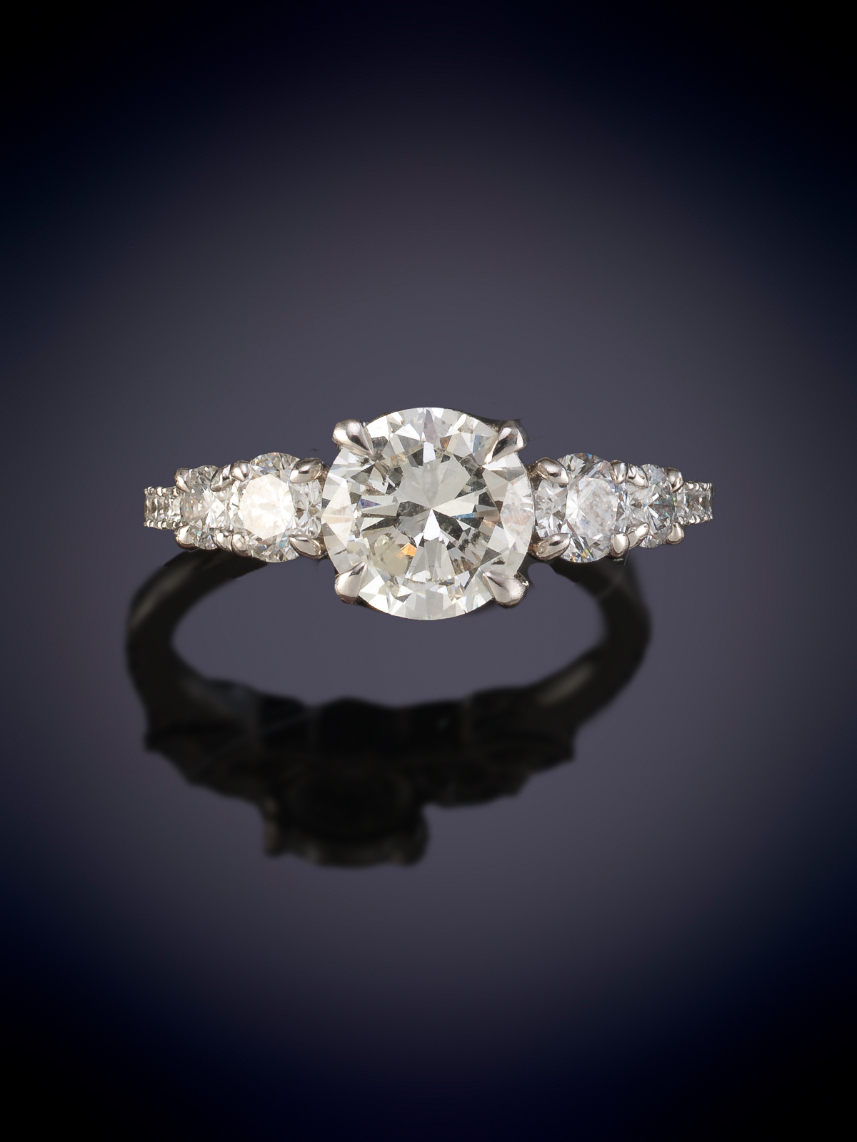 SOLITARIO CON BRILLANTE CENTRAL 1.51 cts. Y MONTURA CON BRILLANTES. Montura en oro blanco de...