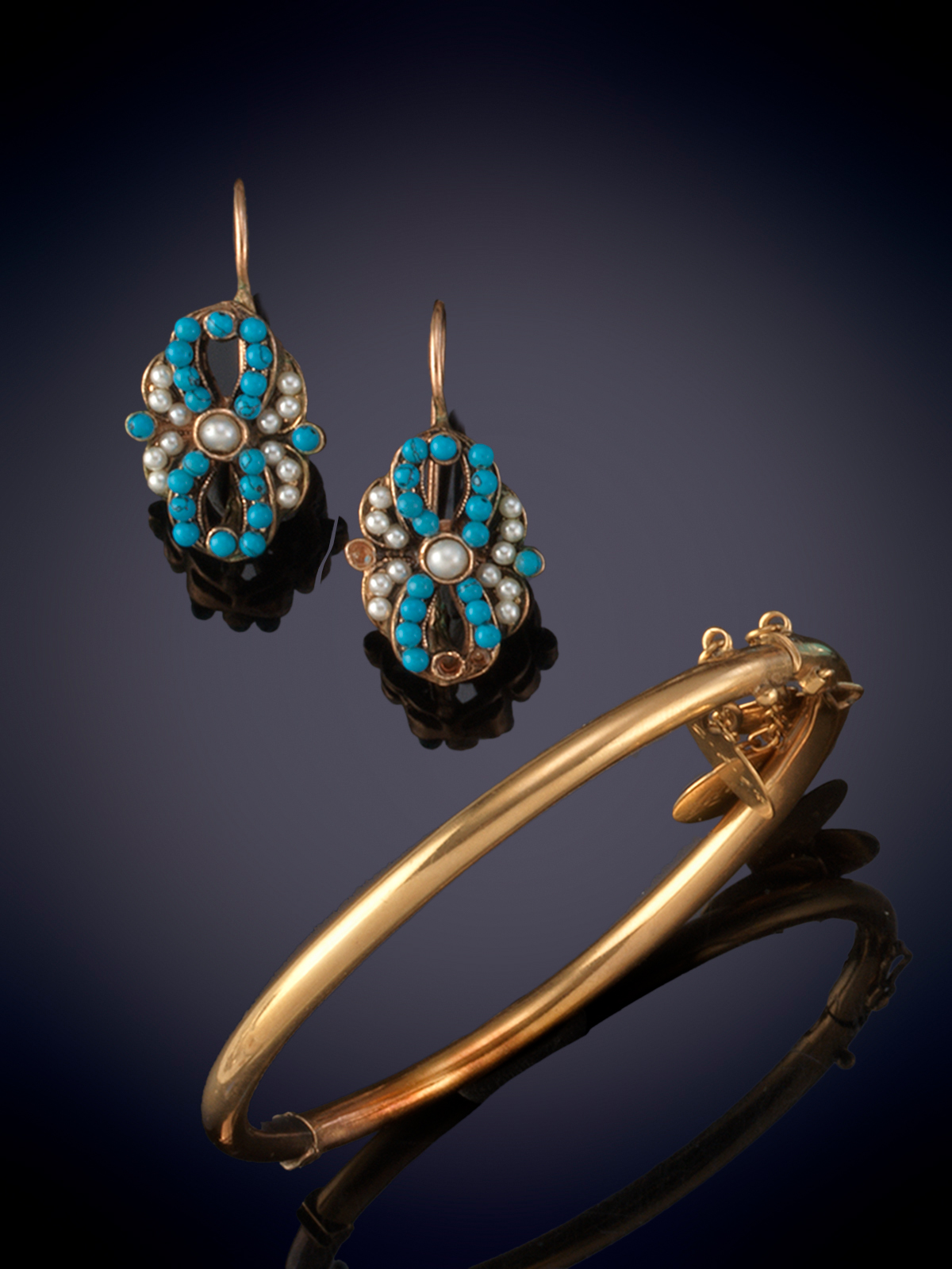FORMADO POR PULSERA RIGIDA, MEDIA CAÑA, CON MEDALLAS Y PENDIENTES DE TURQUESAS(bisuteria antigua)....