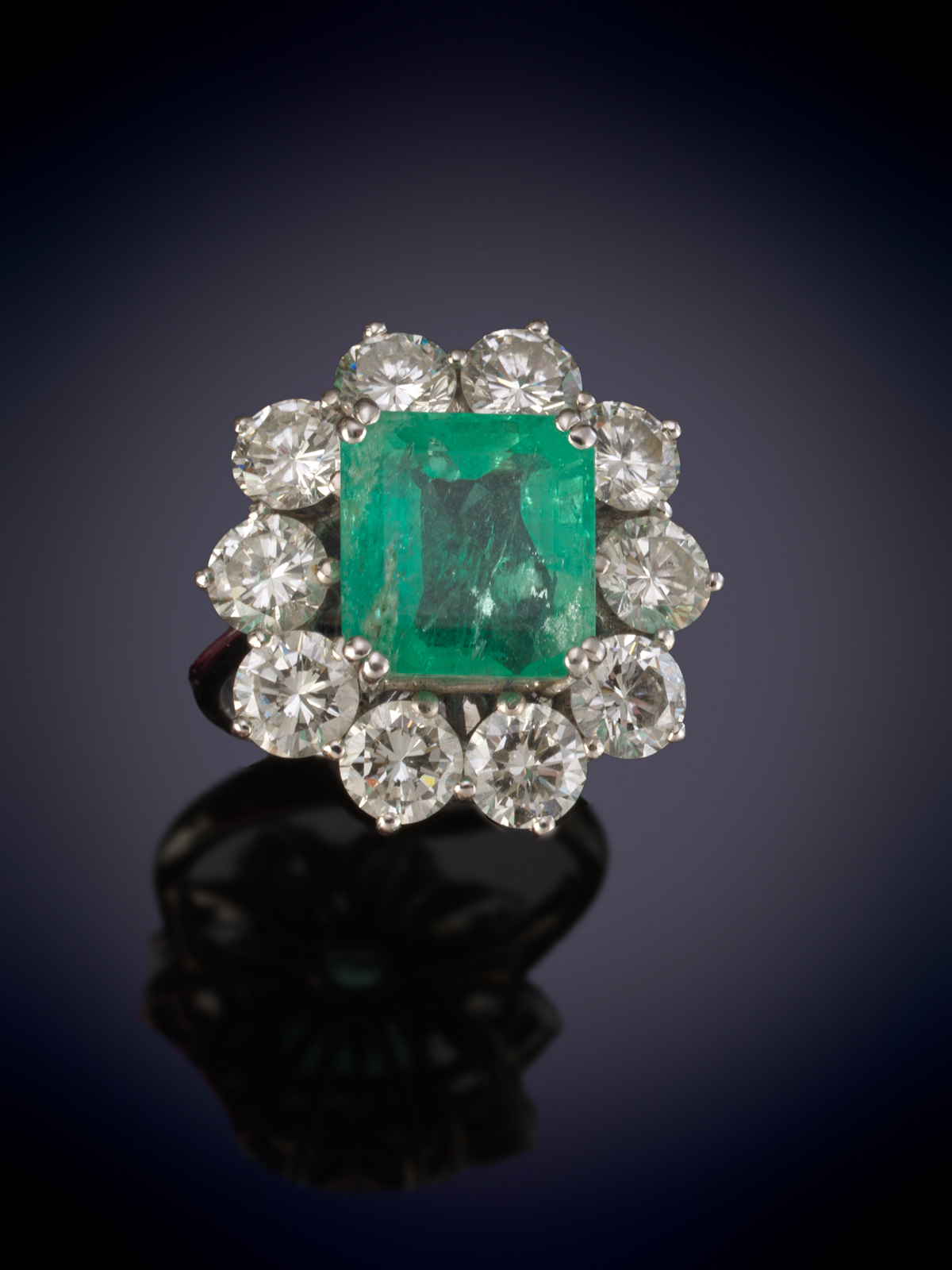SORTIJA CON ESMERALDA ORLADA DE BRILLANTES. PESO ESMERALDA 3CT.APROX. PESO BRILLANTES 5 cts. aprox....