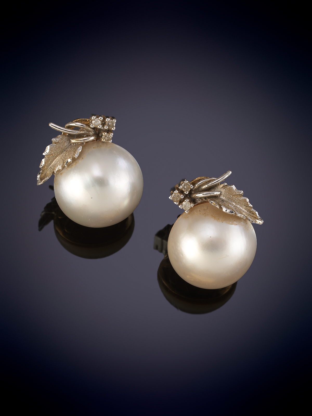 PENDIENTES DE PERLA MABE CON DETALLES DE DISEÑO FLORAL Y TRES BRILLANTES EN GARRAS, MONTURA DE ORO...