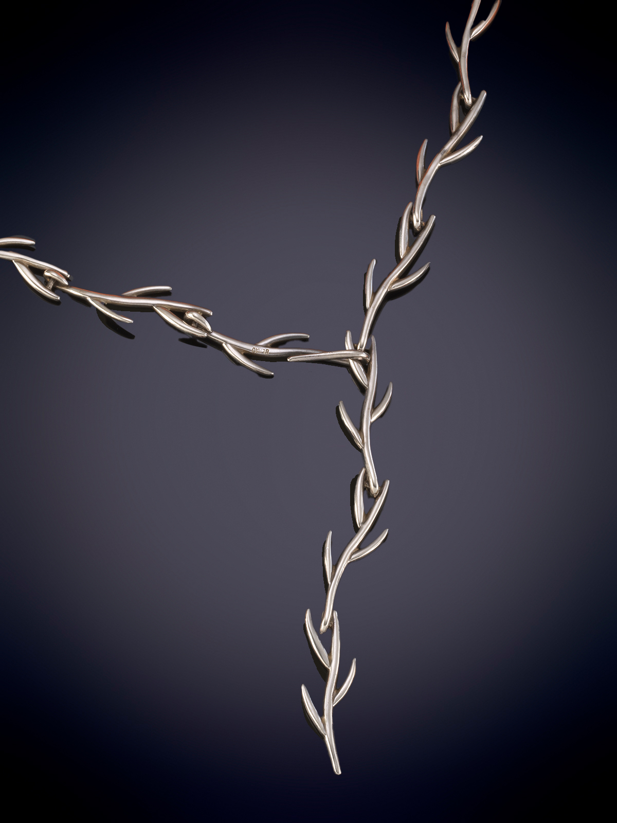 `JOAQUIN BERAO`. COLLAR ARTICULADO CON DISEÑO DE INSPIRACION VEGETAL REALIZADA EN PLATA DE LEY....