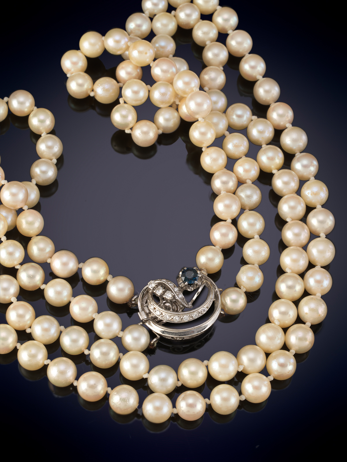 ELEGANTE COLLAR DE DOS VUELTAS CON PERLAS CULTIVADAS Y BROCHE DE ORO BLANCO Y BRILLANTES.