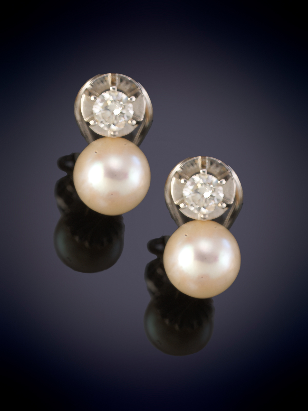 PENDIENTES TU Y YO CON PERLAS Y BRILLANTES CON CIERRE OMEGA. MONTURA DE ORO BLANCO DE 18K.