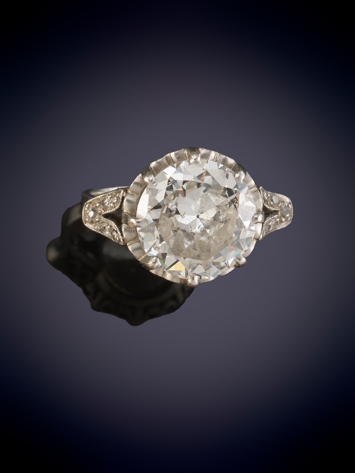 SOLITARIO CON BRILLANTE CENTRAL TALLA ANTIGUA. Montura en oro blanco de 18k. Peso aprox del...