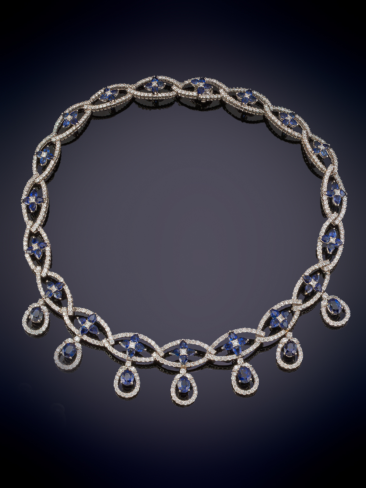 ELEGANTE GARGANTILLA DE ZAFIROS NATURALES DE INTENSO COLOR AZUL TRANSPARENTE. Exquisito diseño...