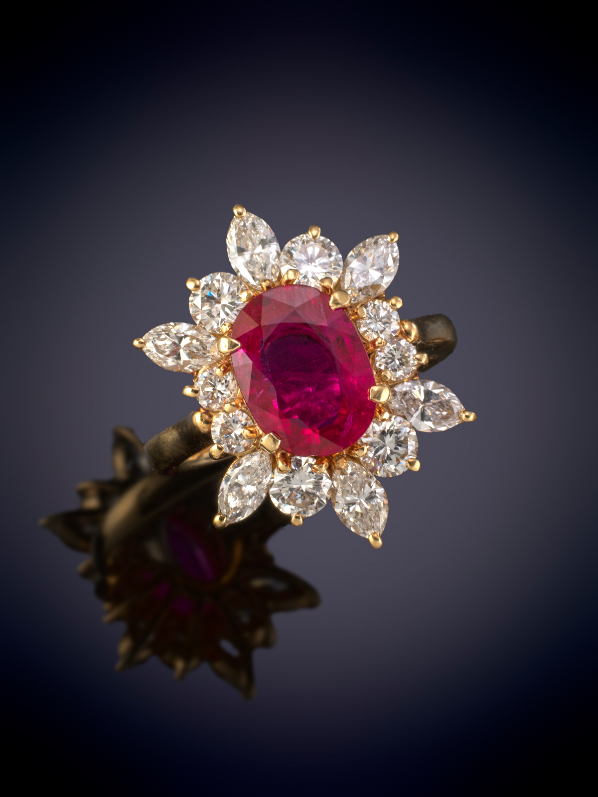 IMPORTANTE RUBÍ BIRMANO, TALLA OVAL MIXTA DE 3,14 CTS, NATURAL. COLOR ROJO PURPURA DE GRAN...