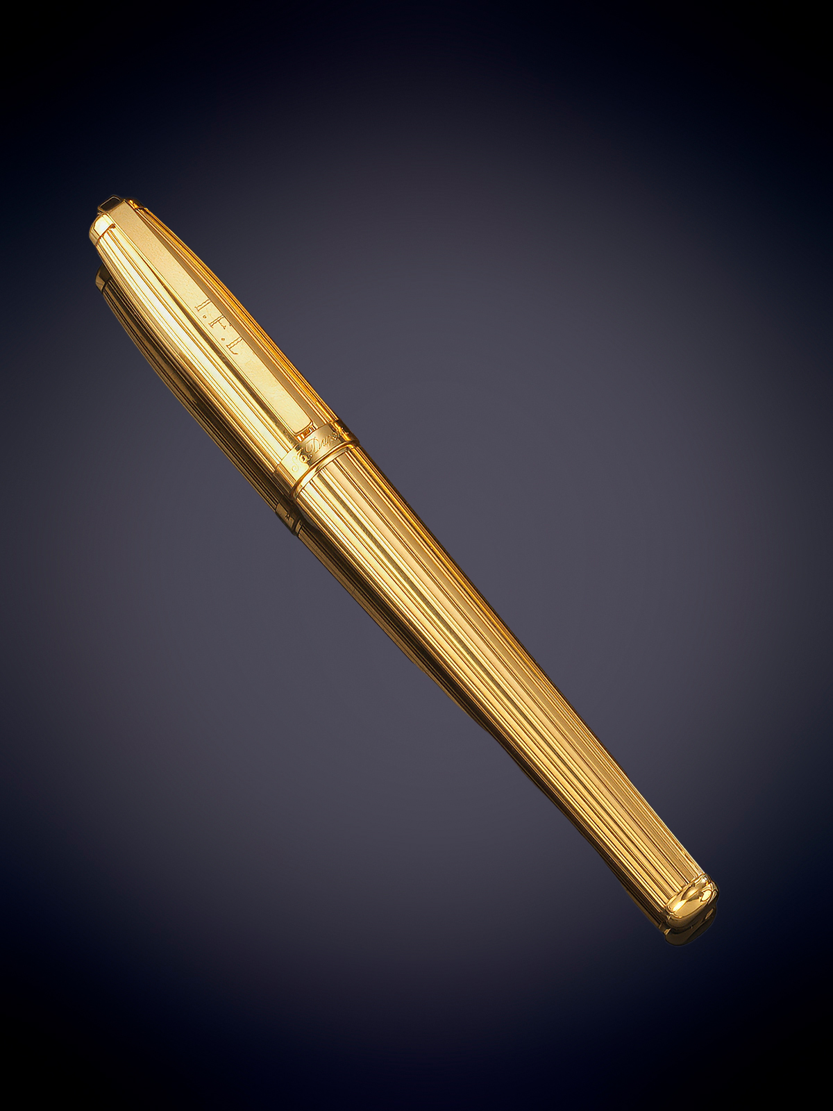 ST. DUPONT. PLUMA EN PLAQUÉ DE ORO, A ESTRENAR. Grabada. EN SU ESTUCHE ORIGINAL.CARGA DE EMBOLO.
