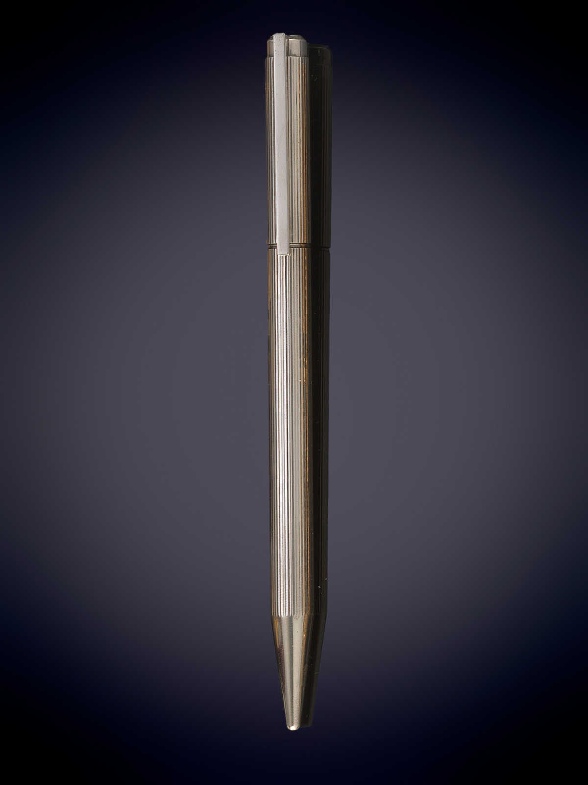DUPONT. BOLIGRAFO EN PLATA RAYADA.