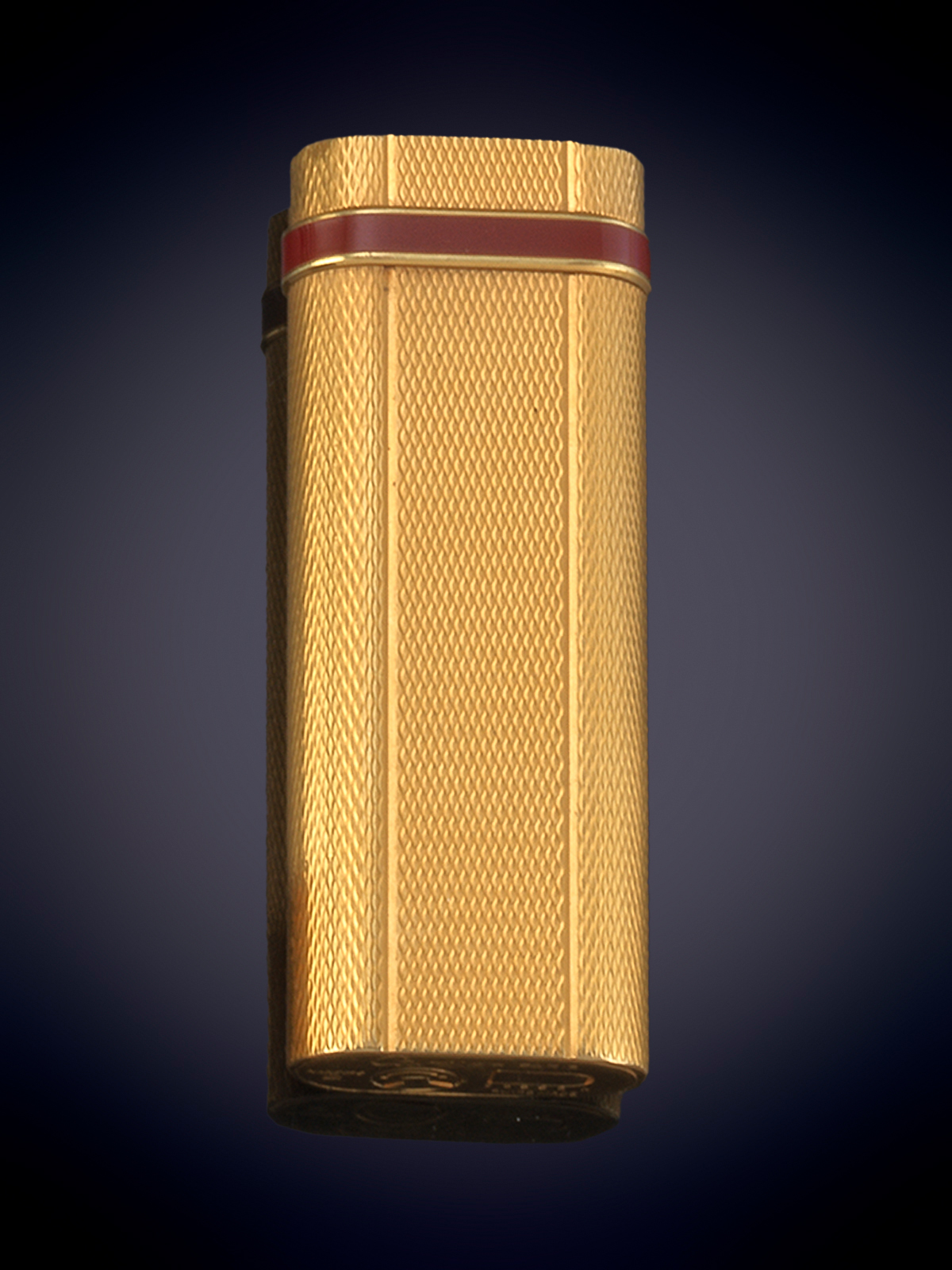 CARTIER. MECHERO MUST DE CARTIER EN PLAQUE DE ORO Y LACA MARRÓN.
EN SU ESTUCHE ORIGINAL.