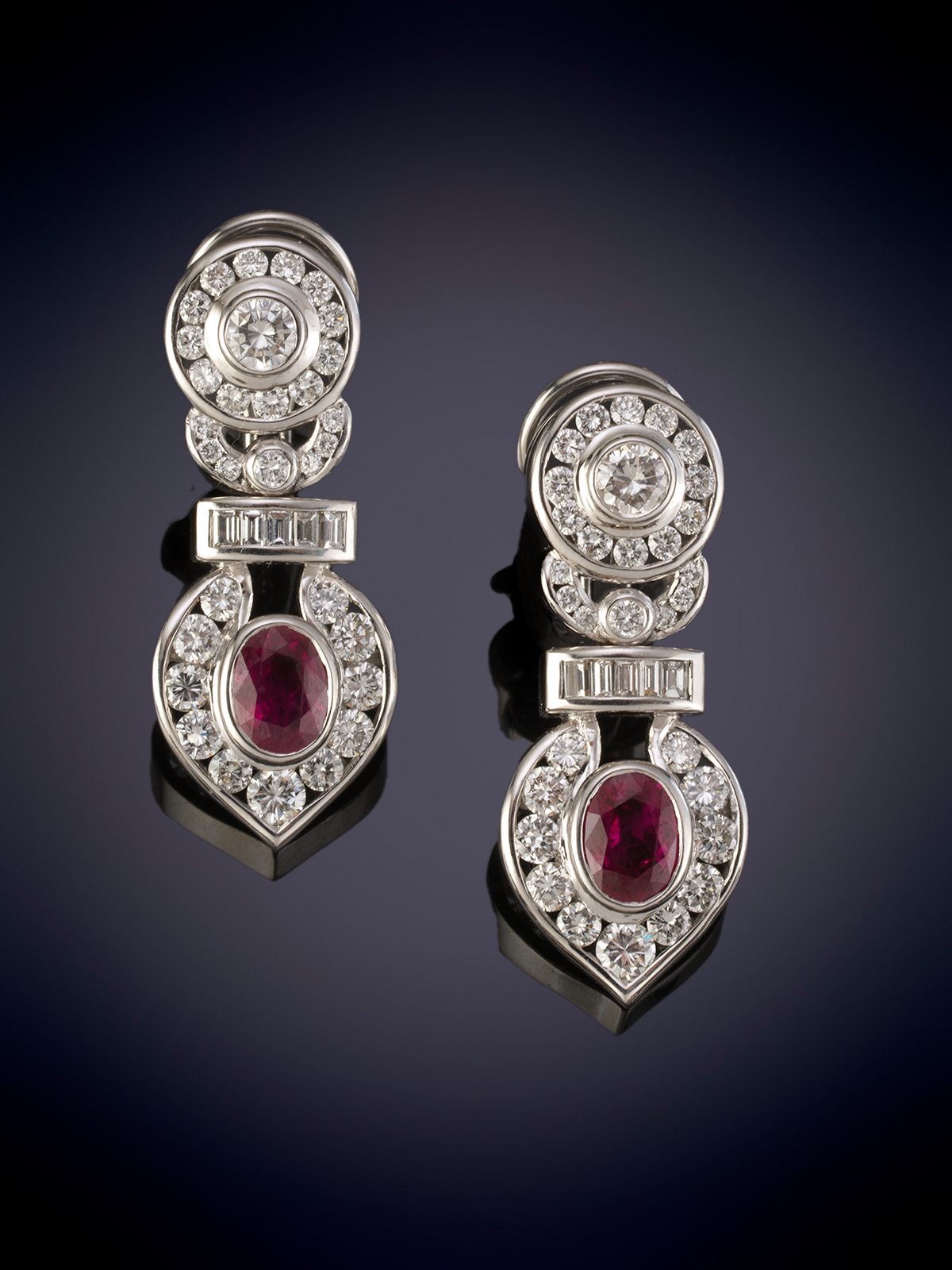 ELEGANTES PENDIENTES LARGOS DE PAREJA DE RUBIES BIRMANOS TALLA OVAL DE INTENSO Y HOMOGENEO COLOR....