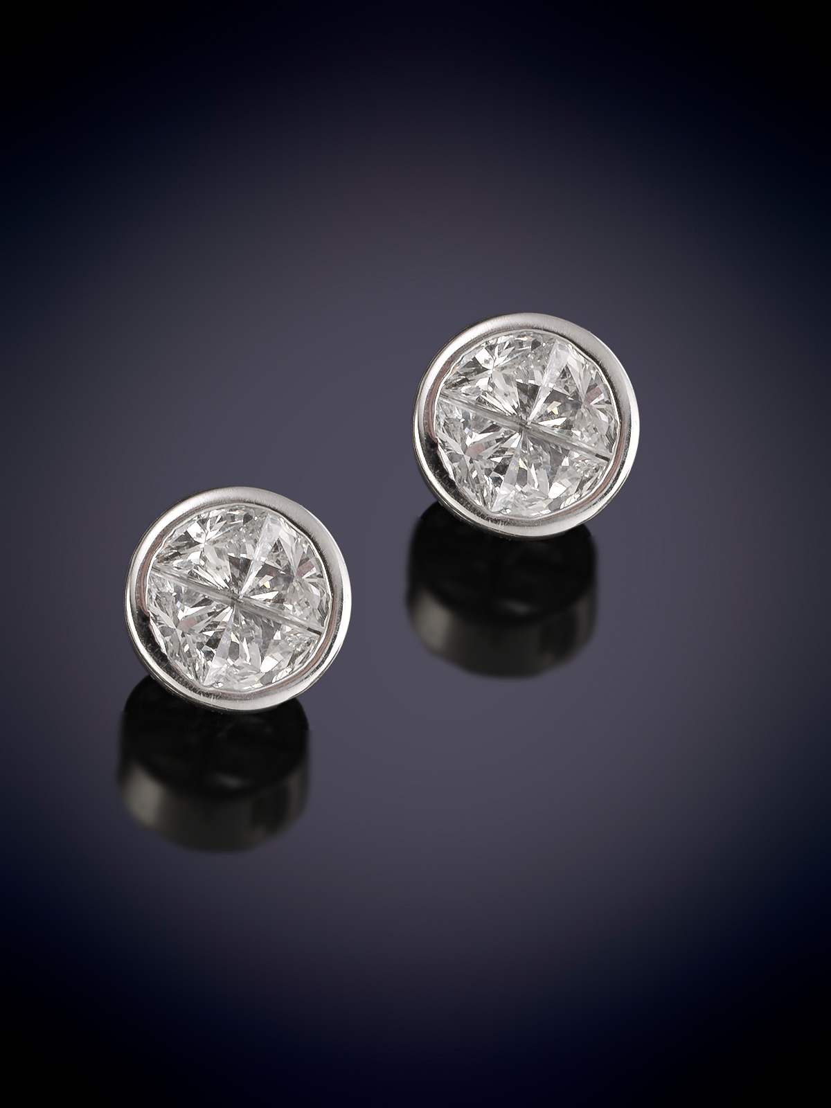 PENDIENTES DE DIAMANTES TALLA CONTEMPORANEA DE TRIANGULOS, HACIENDO UN CÍRCULO Y ENGASTADOS AL...