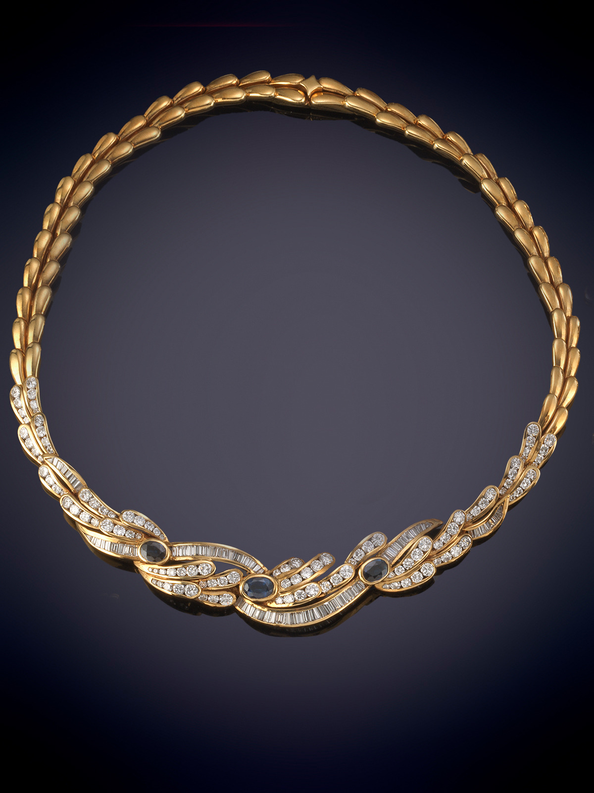 ELEGANTE GARGANTILLA AÑOS 90, FRENTE DE DIAMANTES TALLA BAGUETTE Y BRILLANTES HACIENDO ONDAS,...