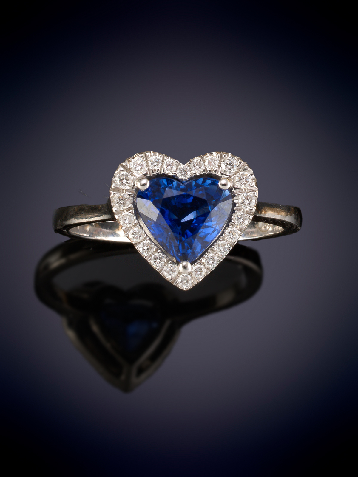 ZAFIRO CEYLAN TALLA CORAZÓN DE 1,81 CTS. EXCELENTE COLOR AZUL Y TRANSPARENCIA ORLADO DE BRILLANTES...