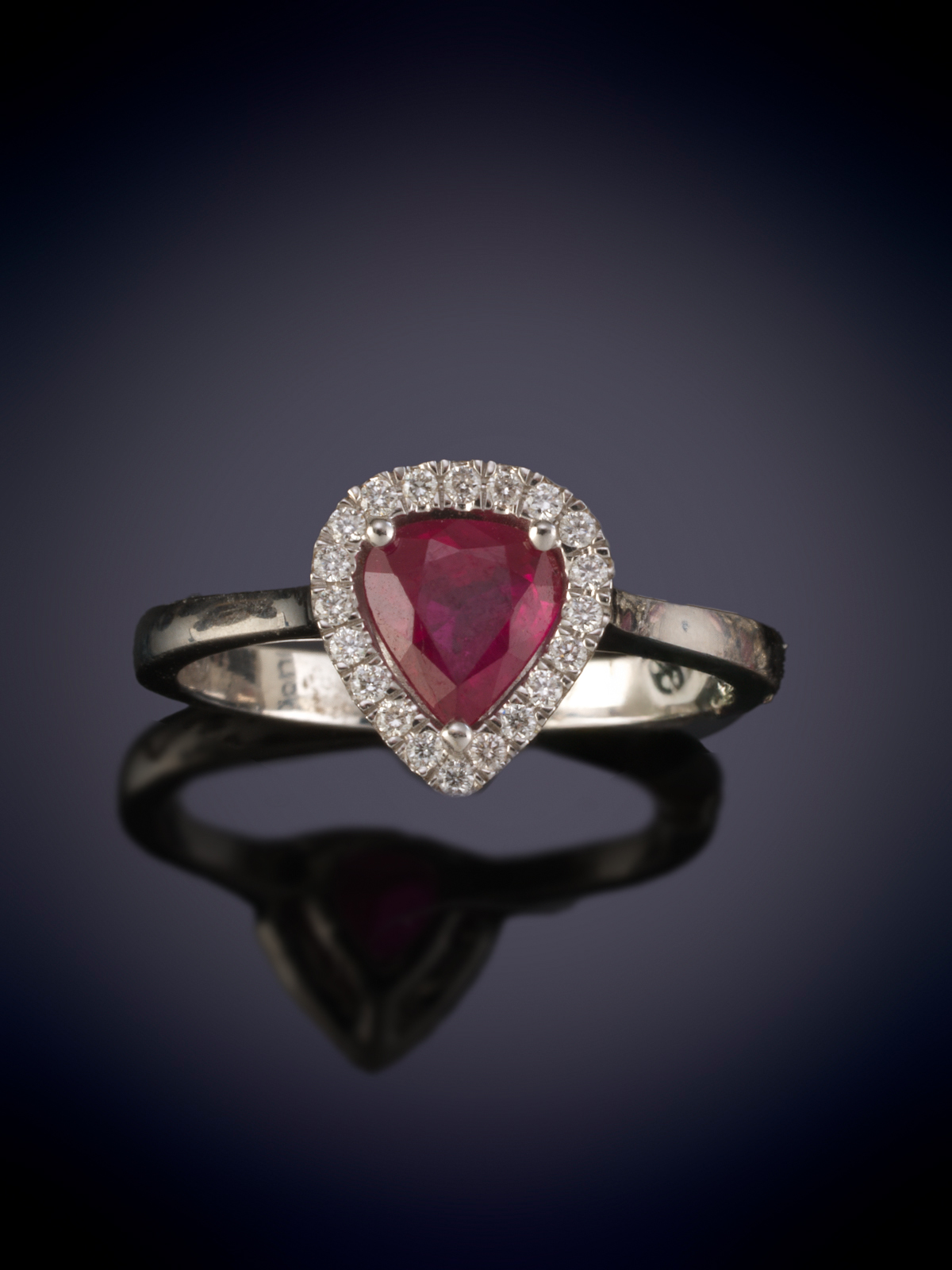 ANILLO CON UN RUBÍ BIRMANO TALLA PERA DE INTENSO COLOR ROJO DE 1,08 CTS. Orla de brillantes calidad...