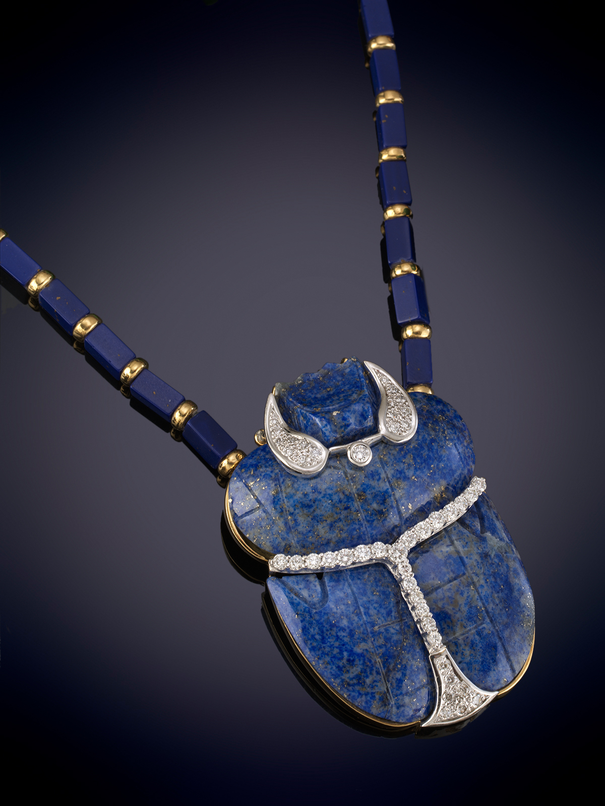ORIGINAL COLLAR DE LAPISLAZULI CON UN GRAN ESCARABAJO TALLADO ADORNADO CON LINEAS DE BRILLANTES...