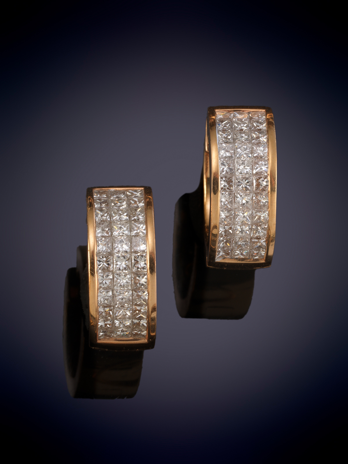 ELEGANTES PENDIENTES CRIOLLAS DE DIAMANTES TALLA PRINCESA ENGASTADOS AL AIRE CALIDAD EXTRA. Montura...