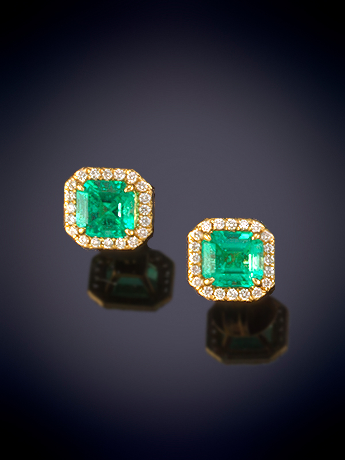 ELEGANTES PENDIENTES DE ESMERALDAS DE COLOMBIA EN SU MISMA TALLA CON UN PESO DE 2,85 cts. CON ORLA ...