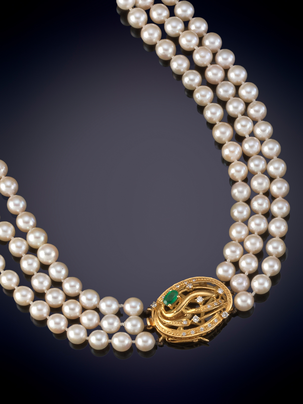 COLLAR DE TRES HILERAS DE PERLAS CON BROCHE DE ORO AMARILLO DE 18K.