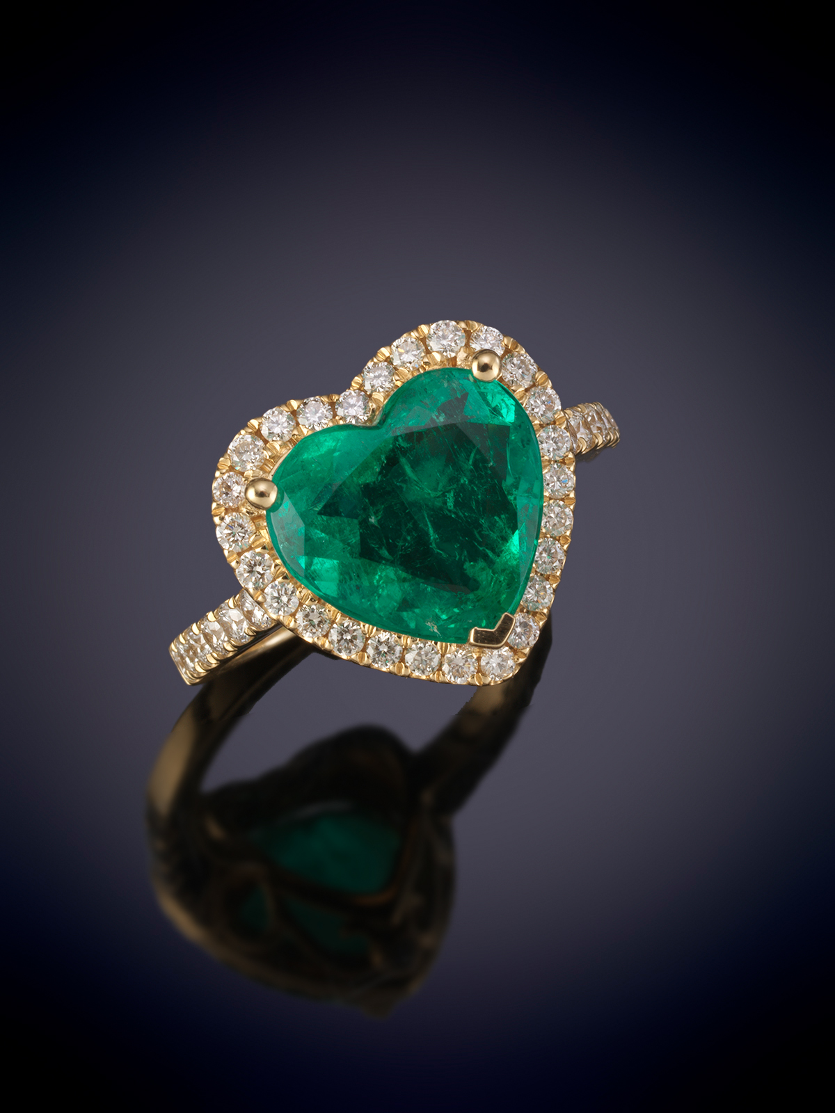 BONITA ESMERALDA COLOMBIANA TALLA CORAZÓN DE 3,64 CTS. CTS. EXCELENTE COLOR VERDE  Y TRANSPARENCIA...