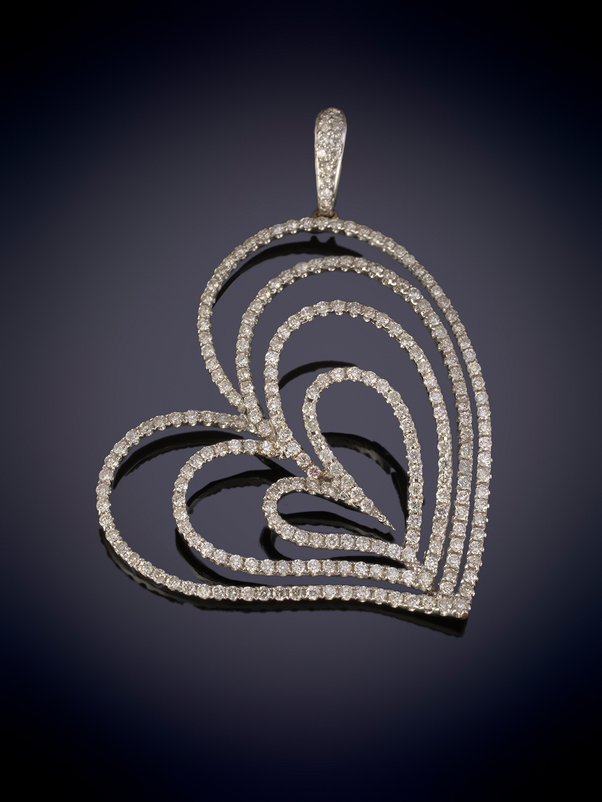 COLGANTE CON CORAZONES CONCENTRICOS DE BRILLANTES. Montura en oro blanco de 18k.
Peso brillantes...