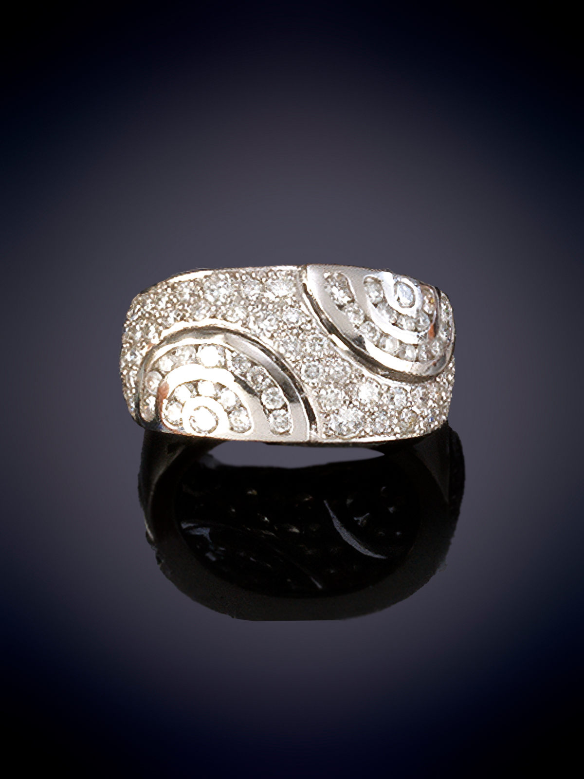 SORTIJA ANCHA CON MOTIVOS ONDULADOS Y PAVÉ DE BRILLANTES. Montura en oro blanco de 18k.
Peso...