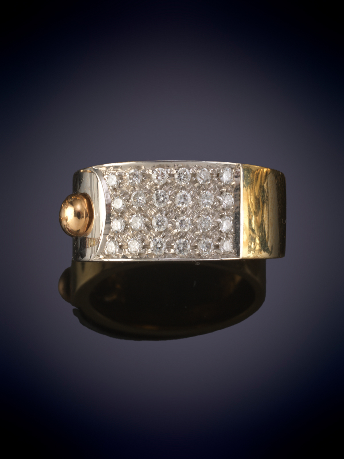 SORTIJA CON PAVÉ DE BRILLANTES. Montura en oro bicolor de 18k.