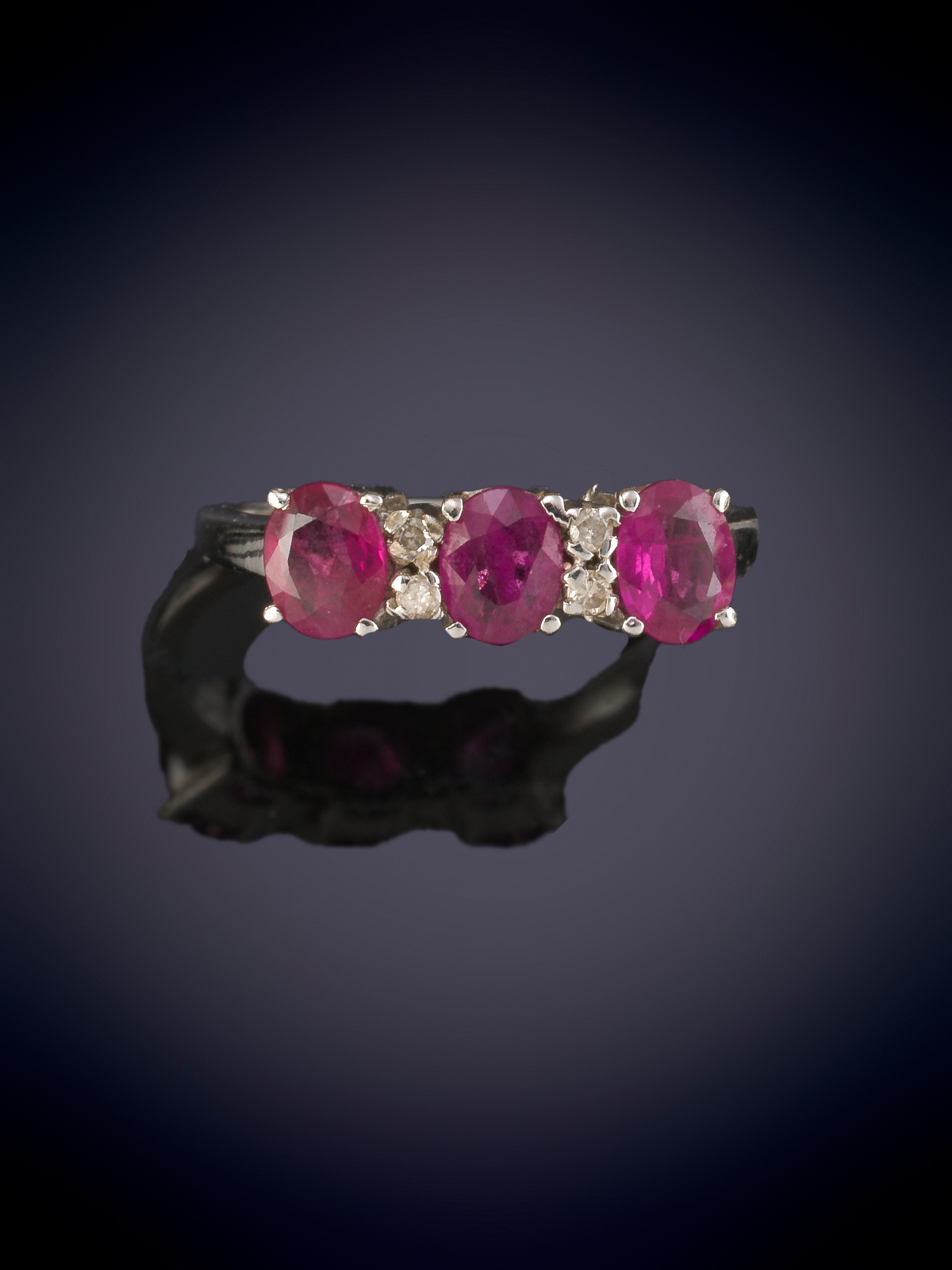 BELLO TRESILLO DE RUBIES. Montura en oro blanco de 18k.