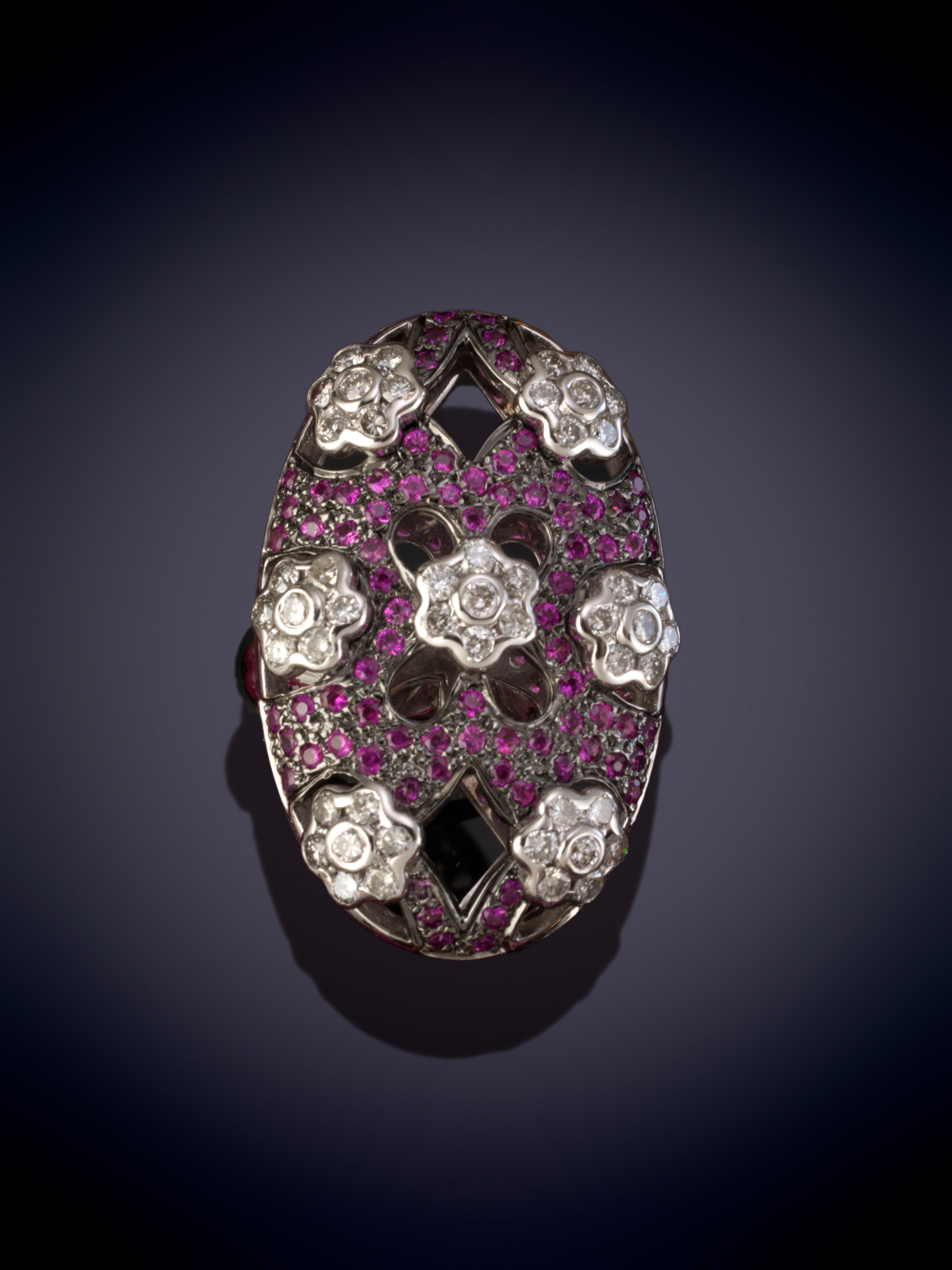 GRAN SORTIJA LANZADERA DE RUBIES Y BRILLANTES. ORIGINAL DISEÑO CON MOTIVOS FLORALES SOBRE PAVÉ....