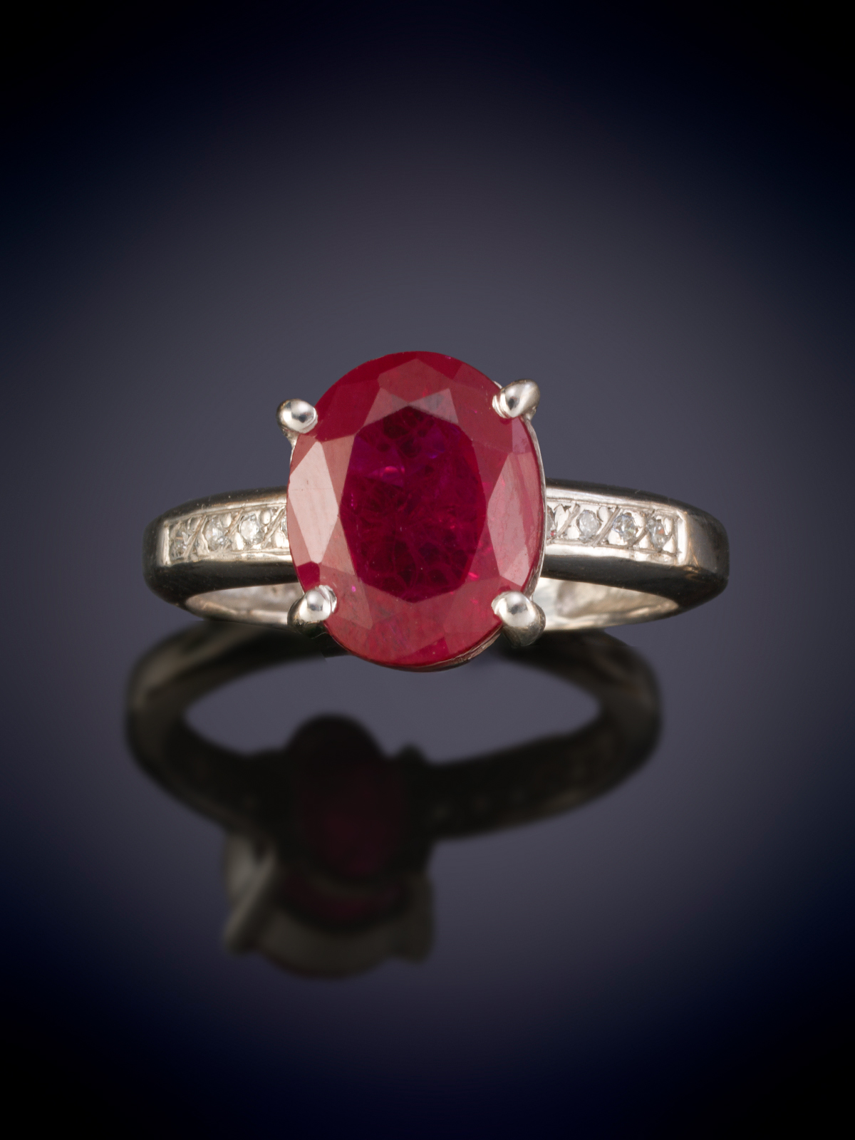 SORTIJA CON RUBÍ Y BRILLANTES EN LOS BRAZOS. Montura en oro blanco de 18k.
Peso rubí 4.80ct aprox.