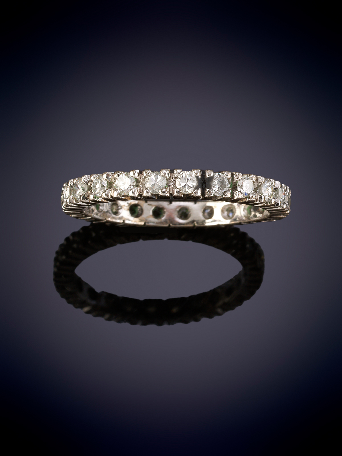 ALIANZA INFINITY DE BRILLANTES. Montura en oro blanco de 18k.
Peso brillantes 1.80ct aprox.