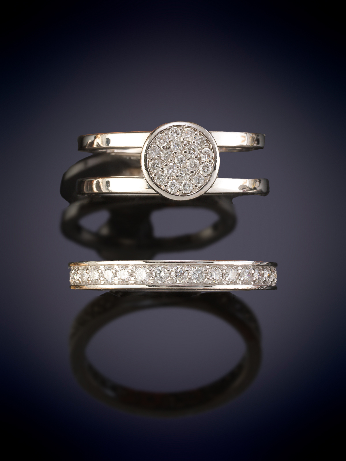 SORTIJA DE BRILLANTES DESMONTABLE EN ALIANZA Y SOLITARIO. Montura en oro blanco de 18k.