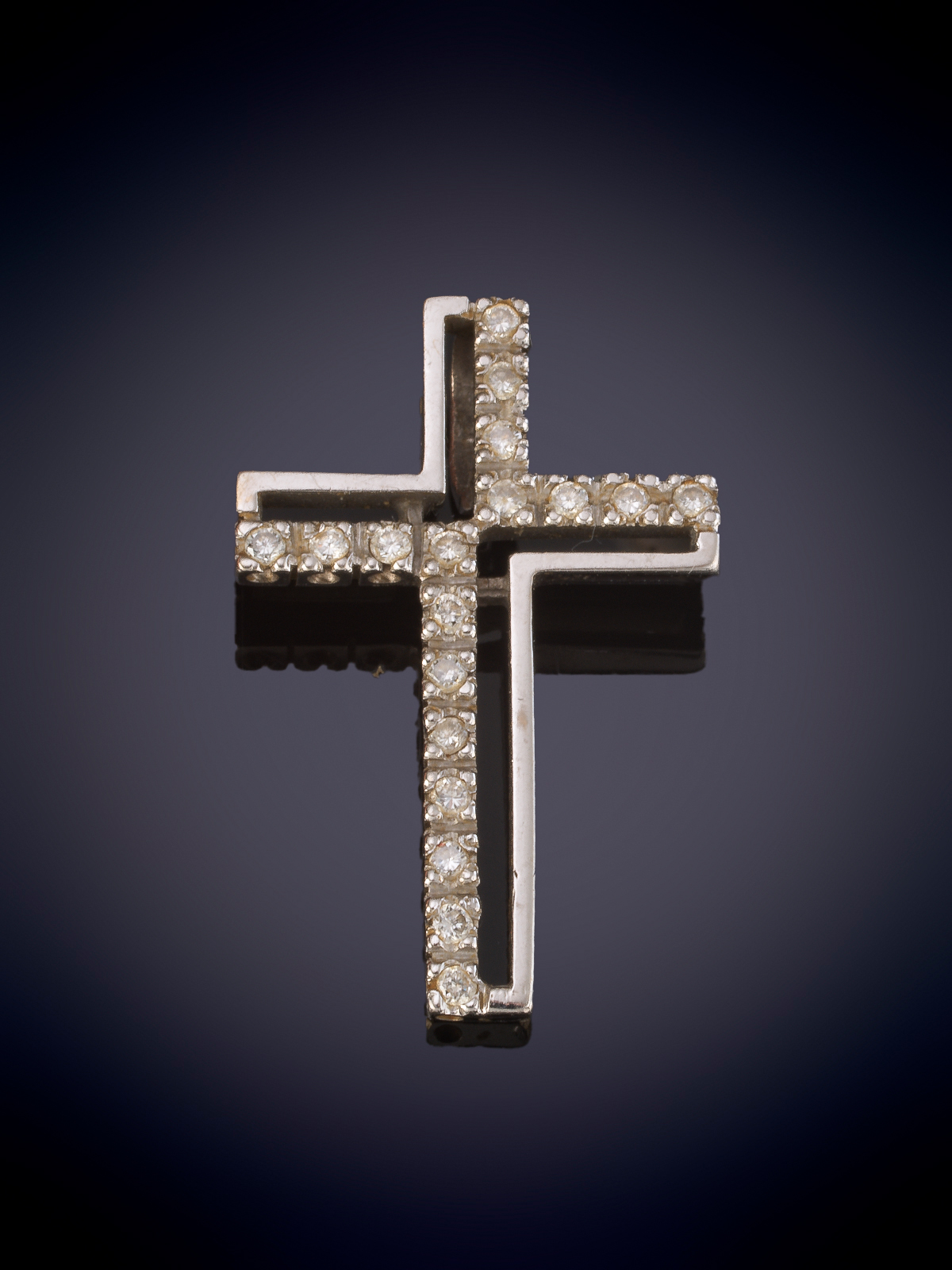 CRUZ DE BRILLANTES. Montura en oro blanco de 18k.
Peso brillantes 0.80ct aprox.