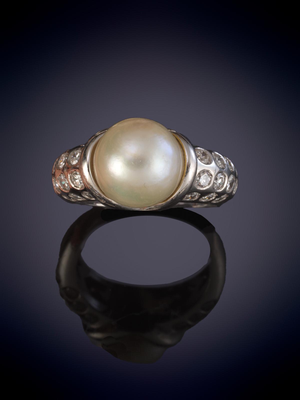 SORTIJA DE BRILLANTES. Montura en oro blanco de 18k. 
Peso brillantes 1.40ct aprox.