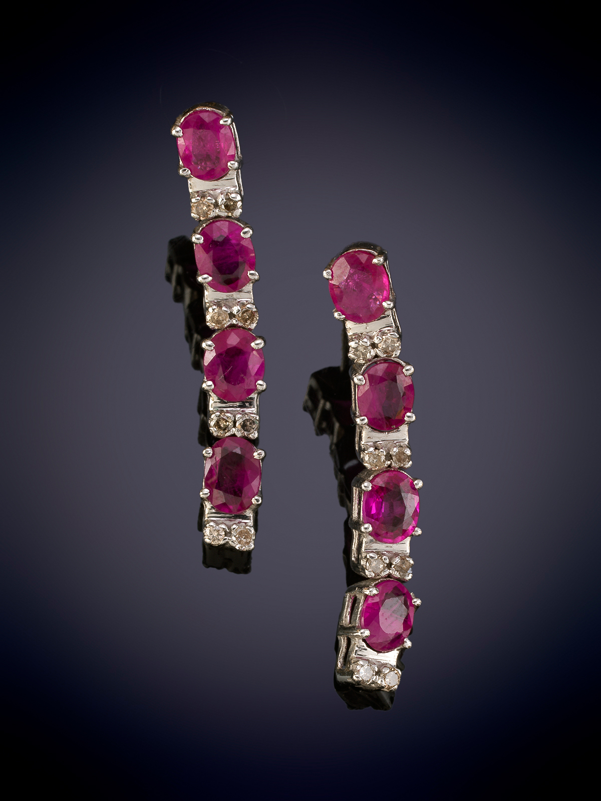 BONITOS PENDIENTES LARGOS CON HILERA DE RUBIES Y BRILLANTES. Montura en oro blanco de 18k.