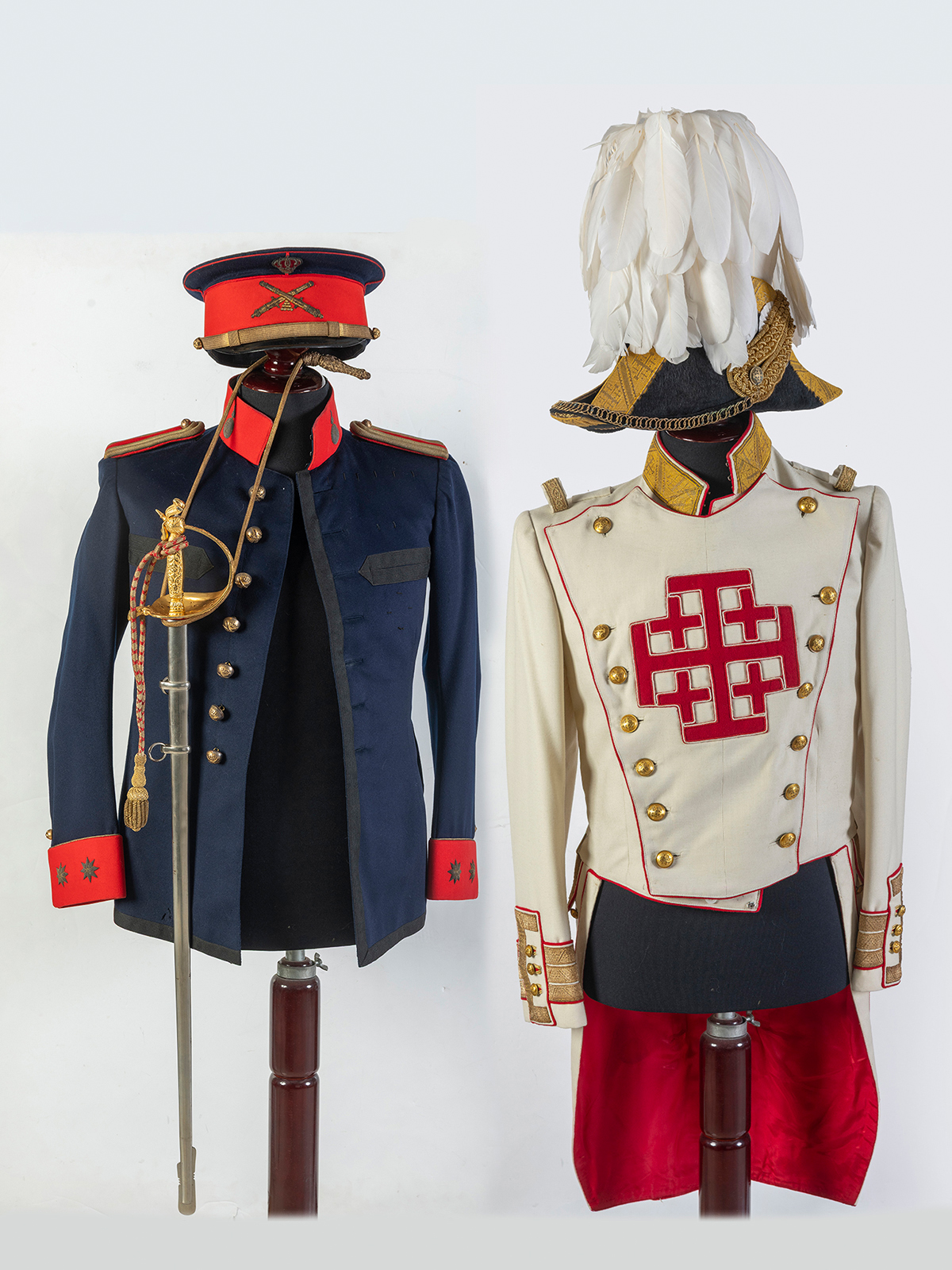 Uniforme de oficial de infantería española. Con gorra y sable. Ff. S.XIX-Pp. S.XX.