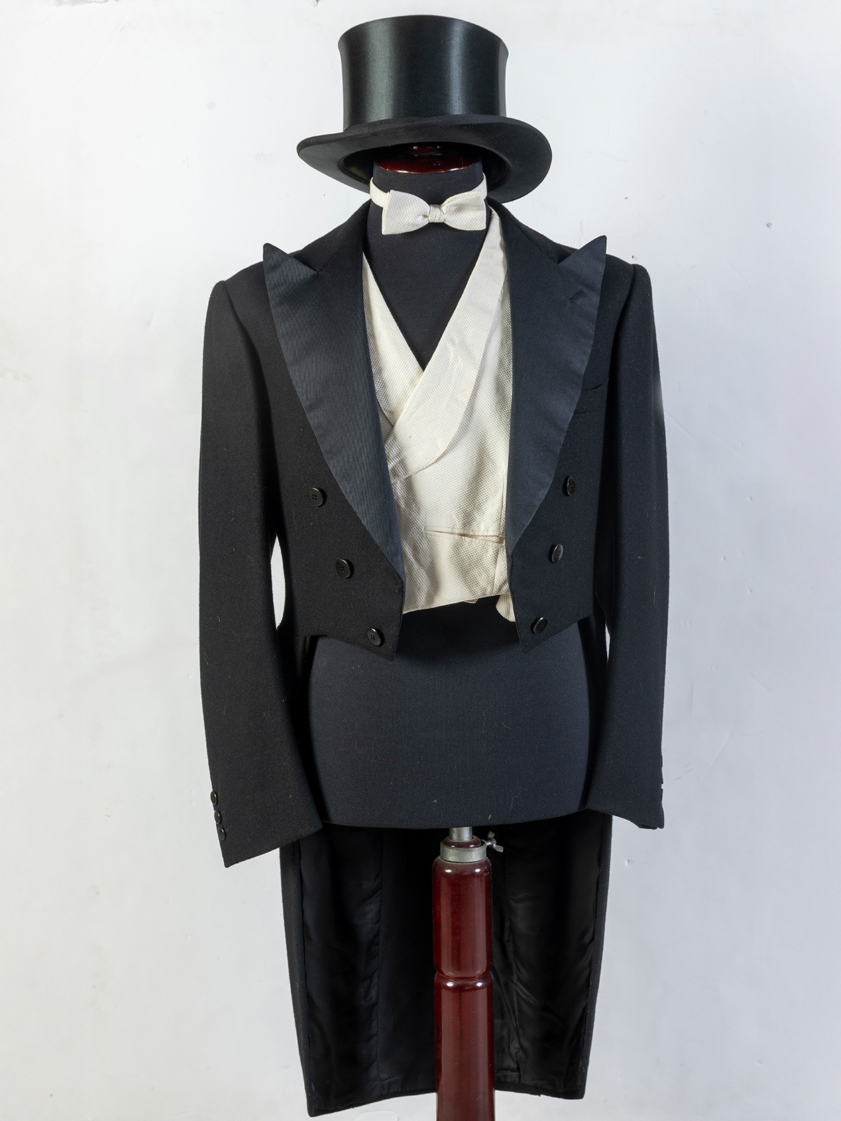Elegante frac de caballero con su chistera. Pp. S.XX