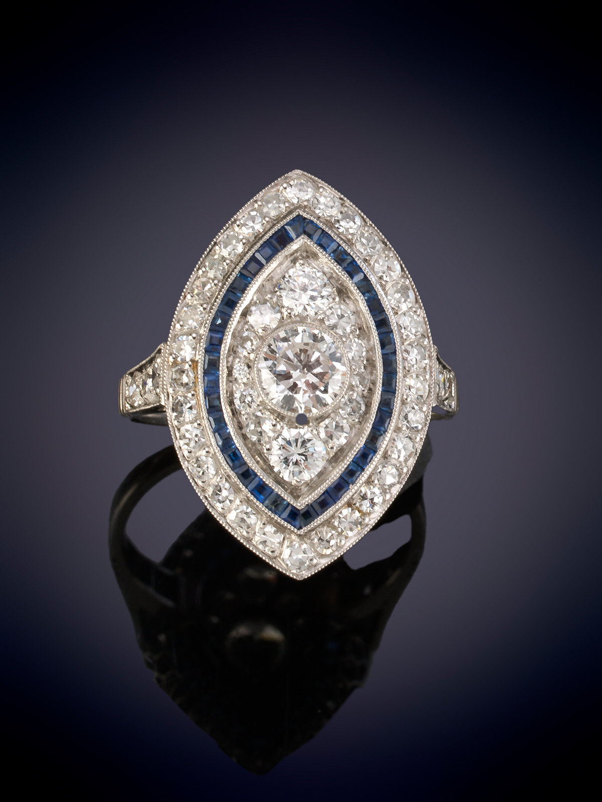 SORTIJA LANZADERA DE BRILLANTES Y ZAFIROS. 
Montura en platino.
Peso brillante central: 0.40ct...
