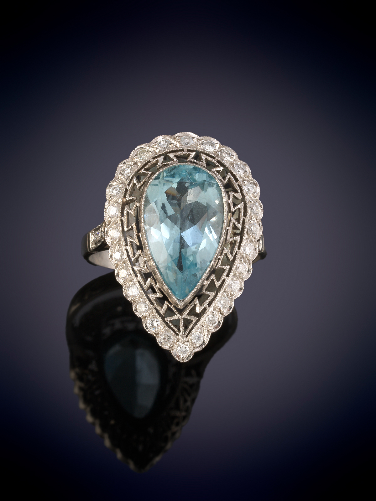 BELLA SORTIJA DE AGUAMARINA EN TALLA PERA ORLADA DE BRILLANTES. Montura en platino.
